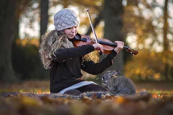Soulmates Images_Kinderfotografie_01_meisje met konijn en viool