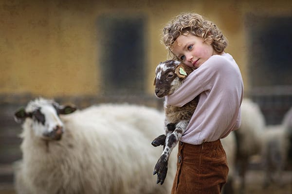 Soulmates Images_Kinderfotografie_08_meisje met lammetje