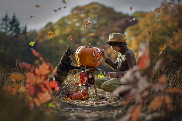 Soulmates Images_Kinderfotografie_09_jongen en kat met pompoen