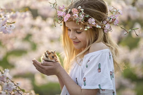 Soulmates Images_Kinderfotografie_10_meisje met hamster in bloesem