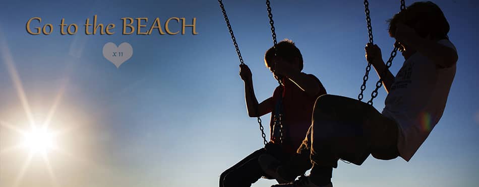 Op de strandschommel in Noordwijk