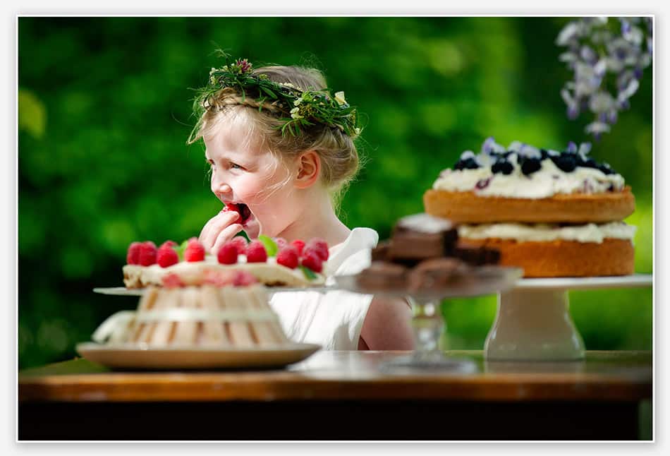 Bruidsmeisje snoept van taart