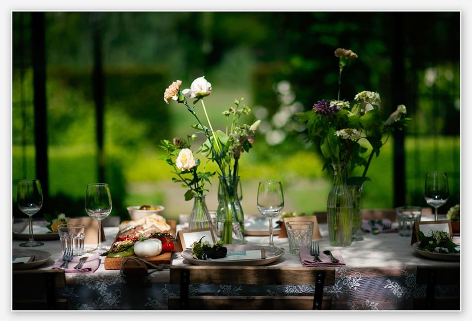 Tafel gedekt in de tuin van Kasteel Maurick