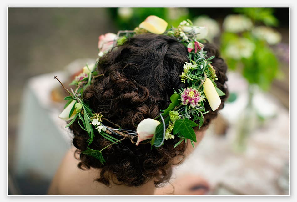 Bruid met bloemenkrans 