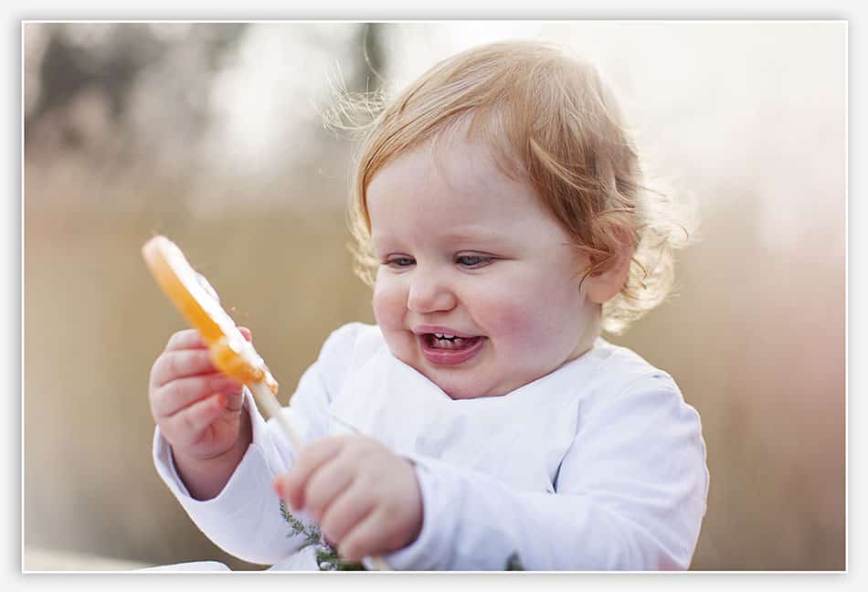 Themabruiloft_vleugje oranje Bruidsmeisje met oranje lolly