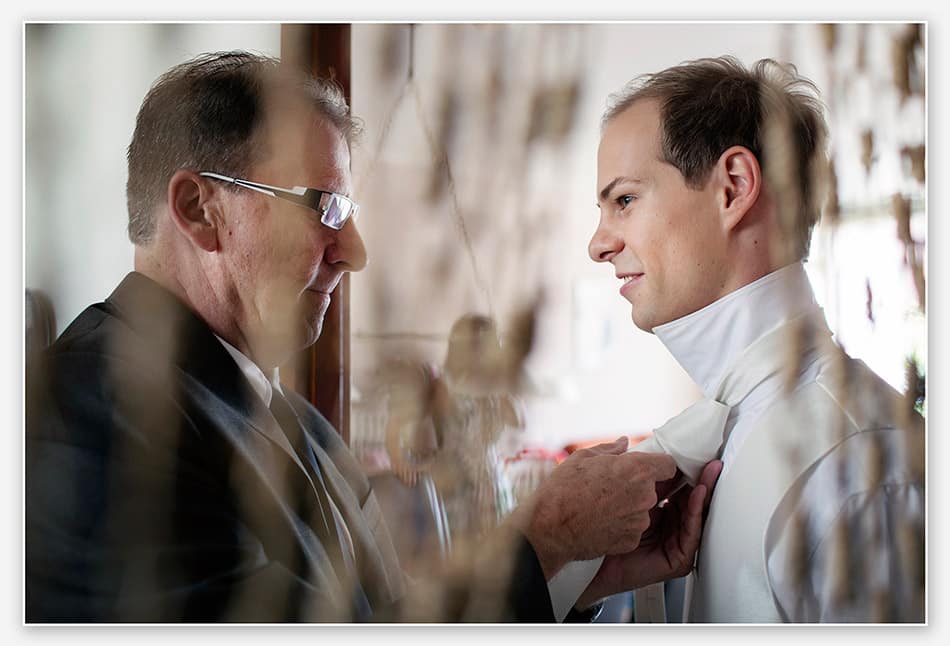 Vader van de bruidegom knoopt de stropdas