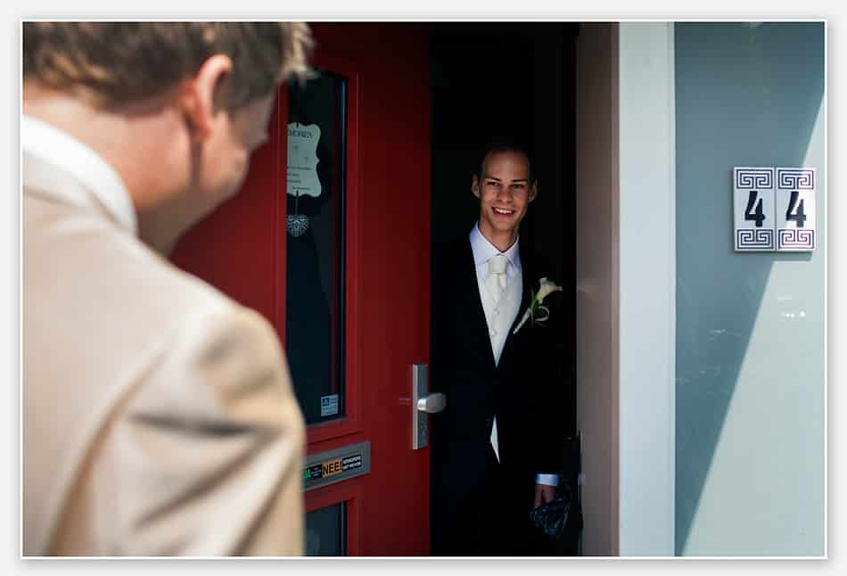 De bruidegom arriveert bij zijn bruidegom