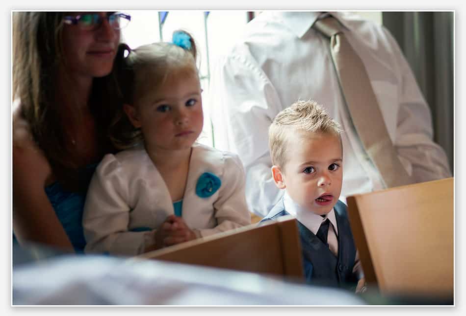 Bruidsjonker houd de trouwfotograaf in de gaten