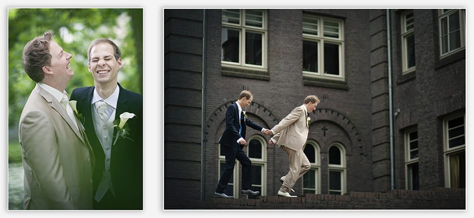 Twee bruidegommen vermaken zich tijdens de trouwfotografie