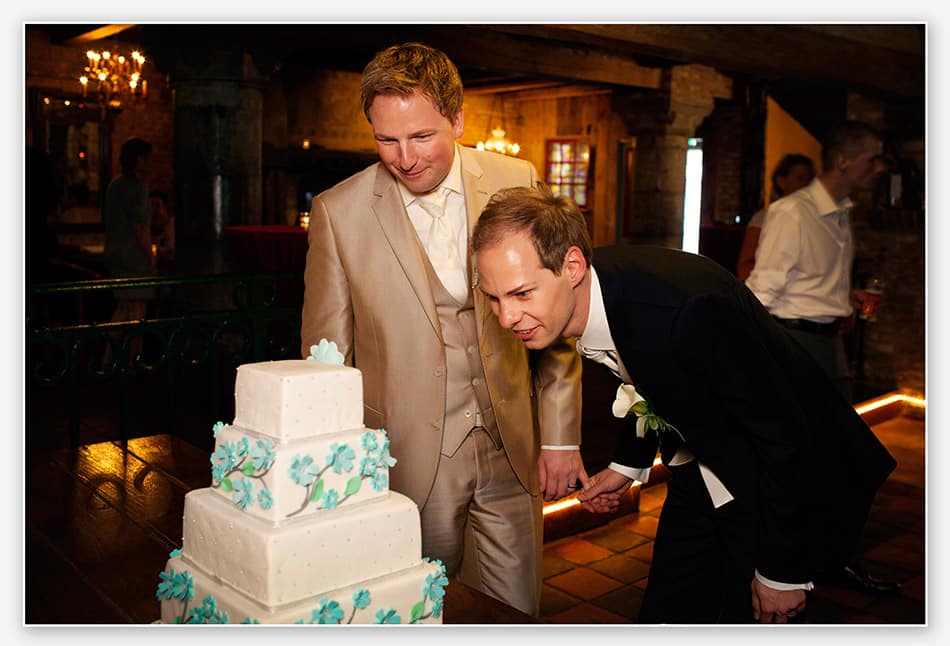 Bruidegommen bewonderen hun bruidstaart