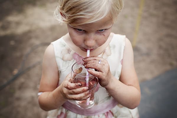 Trouwfotografie_Soulmates Images_02_bruidsmeisje tijdens het feest