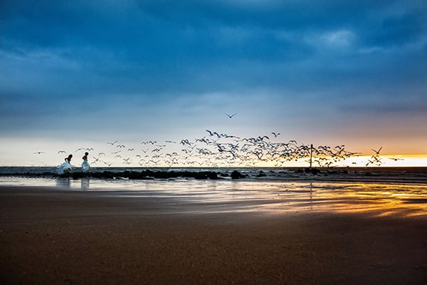 Trouwfotografie_Soulmates Images_04_bruiden op het strand bij zonsondergang
