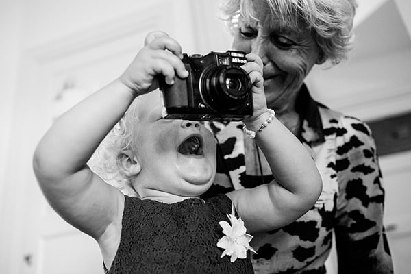 Trouwfotografie_Soulmates Images_06_bruidsmeisje maakt fotos