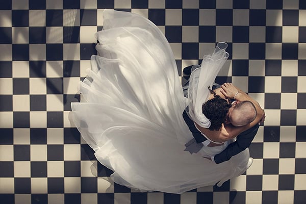 Trouwfotografie_Soulmates Images_07_bruidspaar aan het dansen