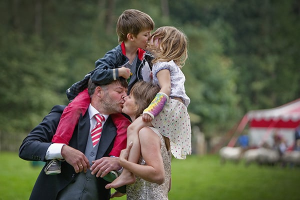 Trouwfotografie_Soulmates Images_11_bruidspaar met kinderen voor feesttent