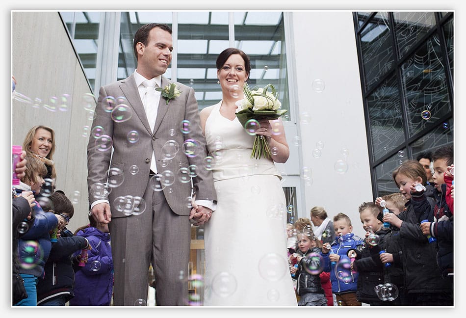 Trouwreportage Bergeijk Bellenblazen voor het gemeentehuis