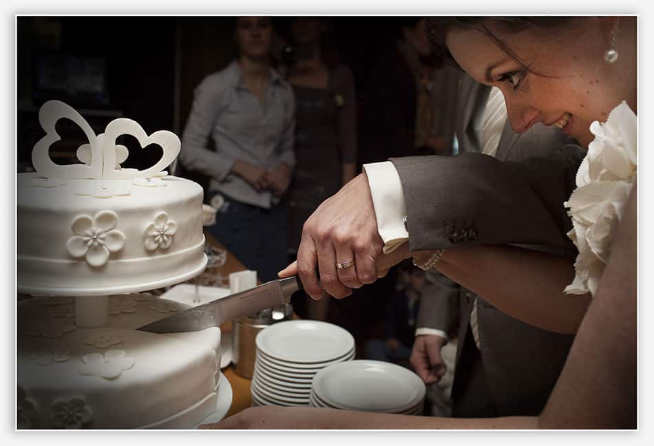 Trouwreportage Bergeijk Aansnijden van de bruidstaart