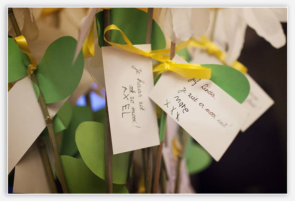 Trouwreportage Bergeijk Kinderen schrijven wensen voor het bruidspaar