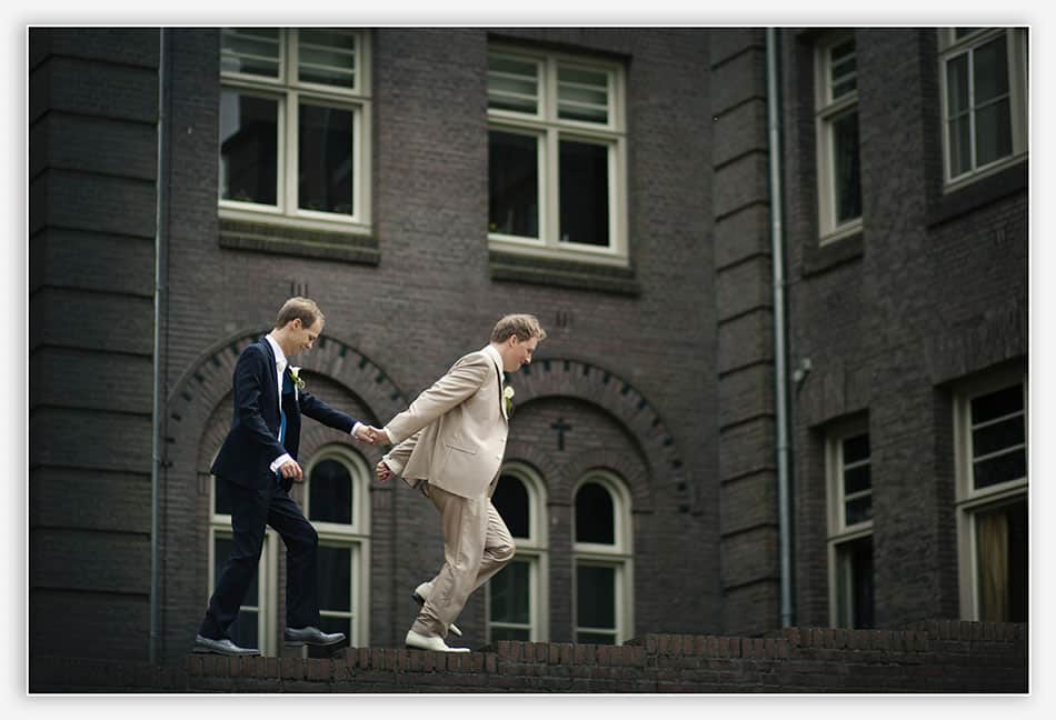 Twee bruidegommen dollen samen bij Kasteel Stapelen