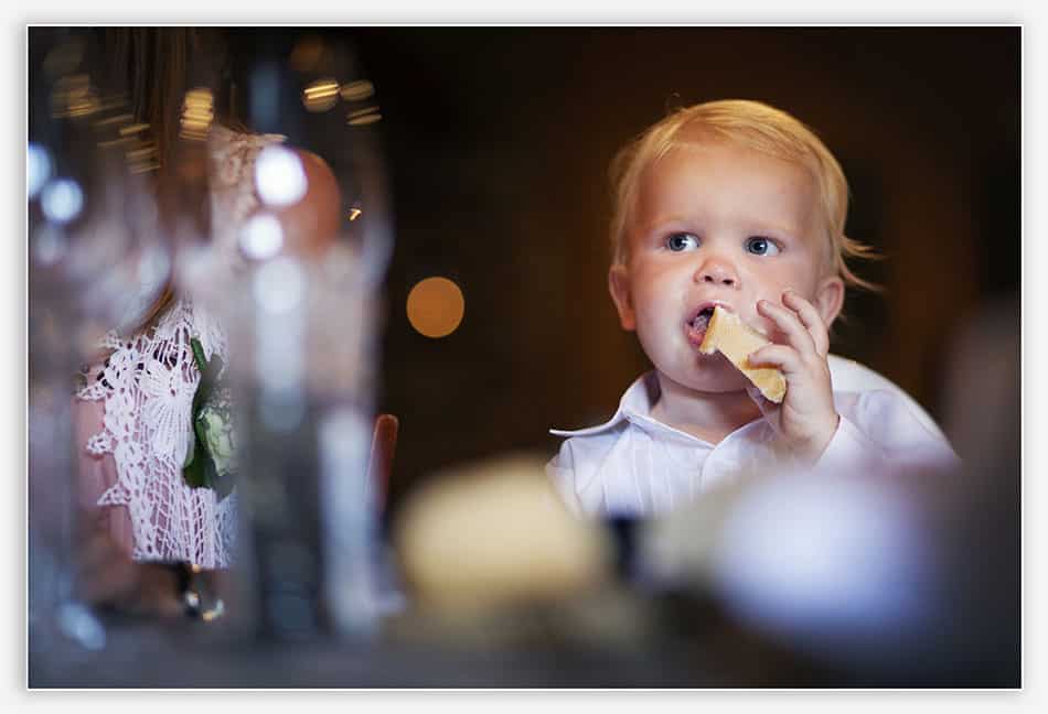 Bruidsjonker tijdens het diner