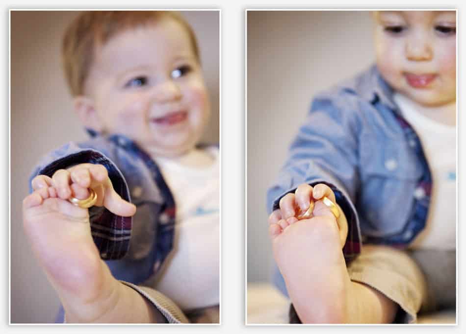 Jongen speelt met trouwringen