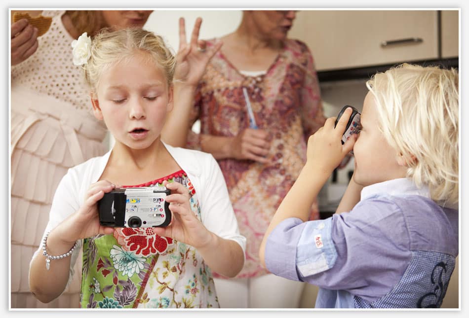 Bruidskinderen helpen fotograferen