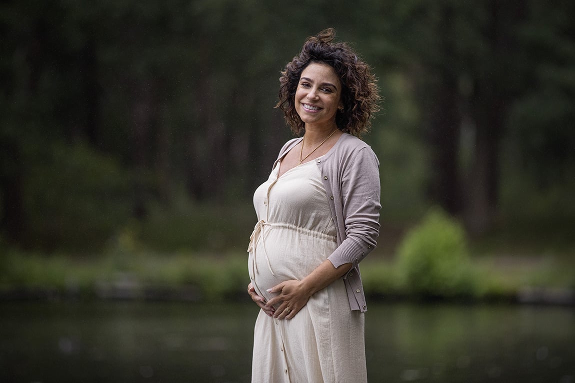 Zwangere dame voor vijver