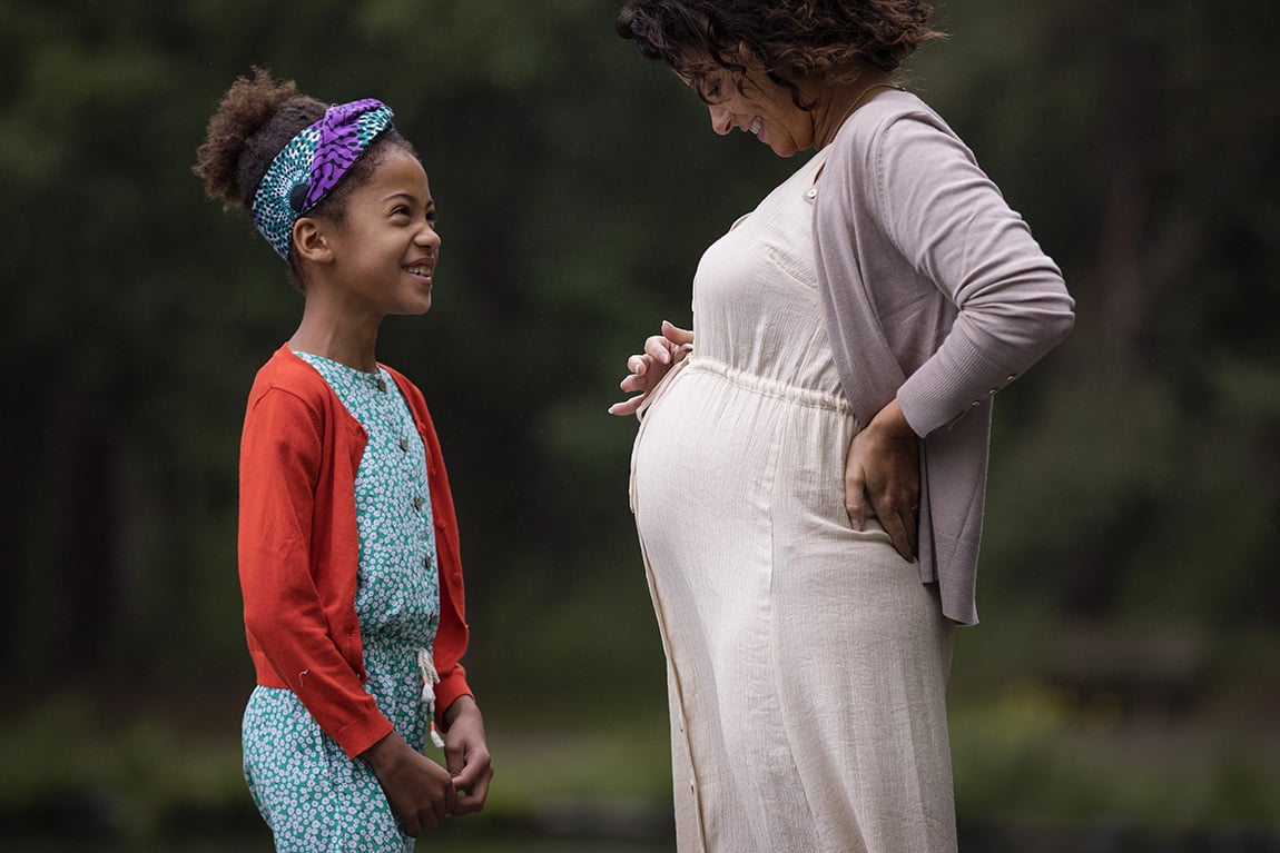 Zwangere dame met grote zus