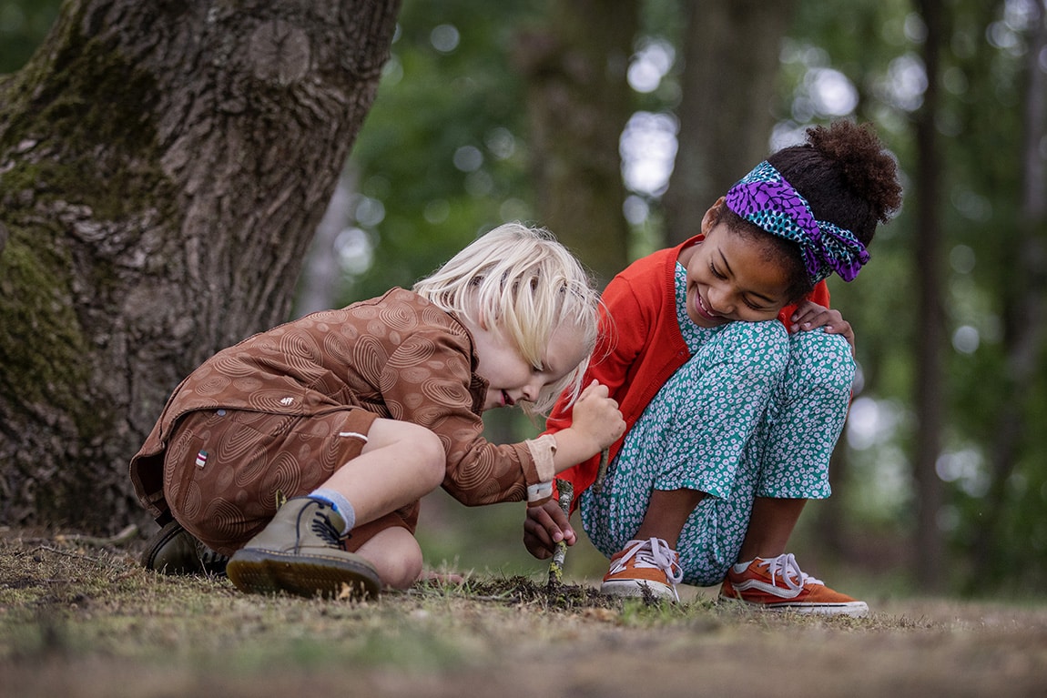 kinderen spelen in het bos