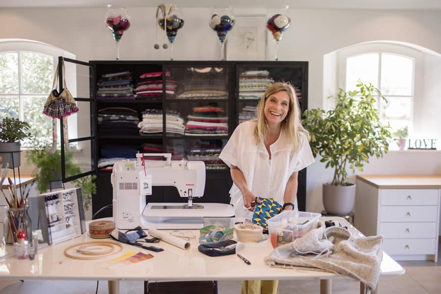 NMama in haar atelier