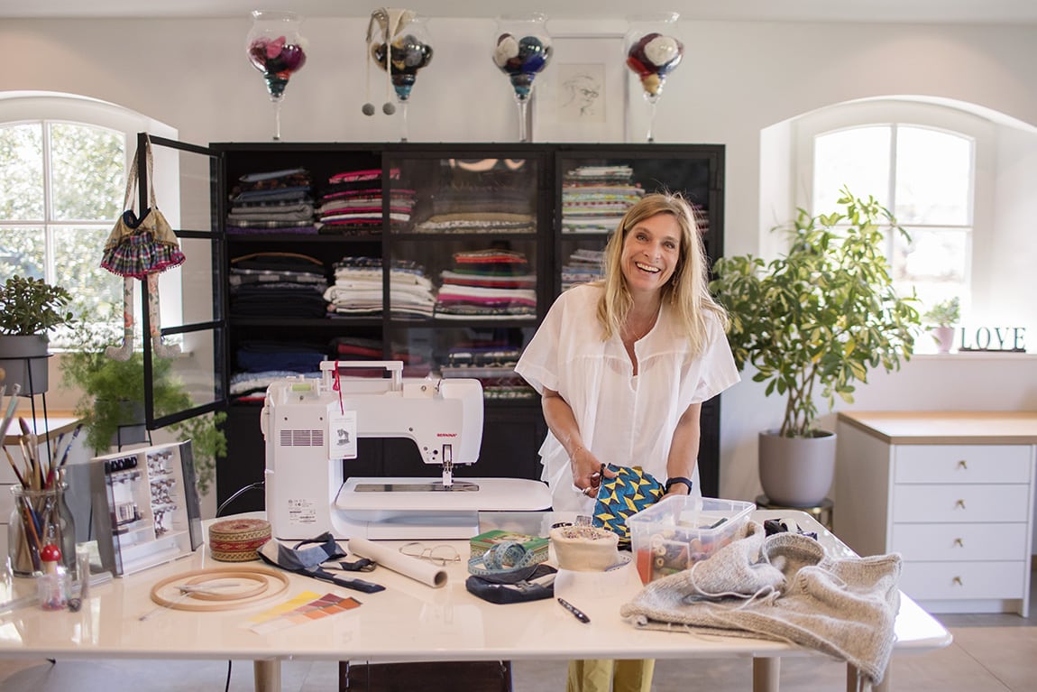 NMama in haar atelier