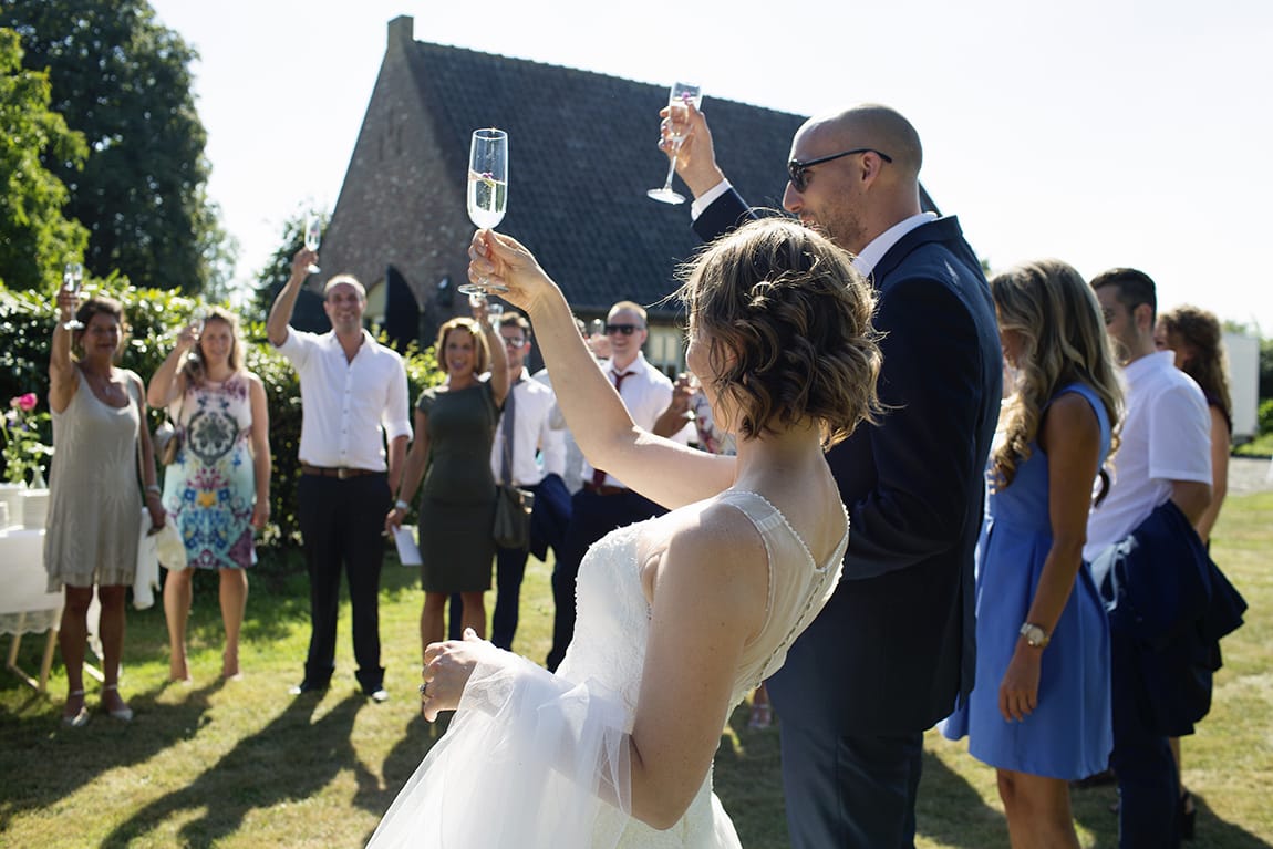 Bruidspaar spreekt een toast uit in Vinkel
