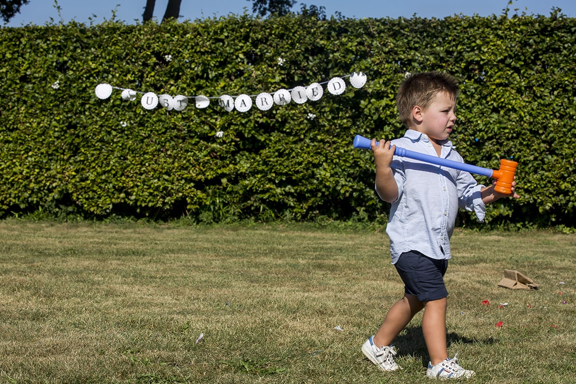 Bruidsjonker speelt tijdens een bruiloft in Vinkel