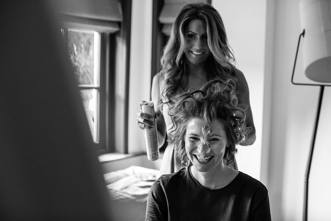 Bruid mot lachen om haar kapsel