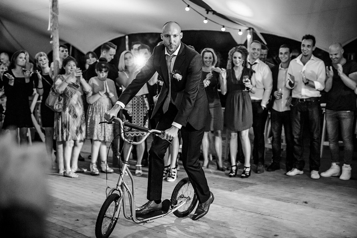 Bruidegom komt op de dansvloer met step