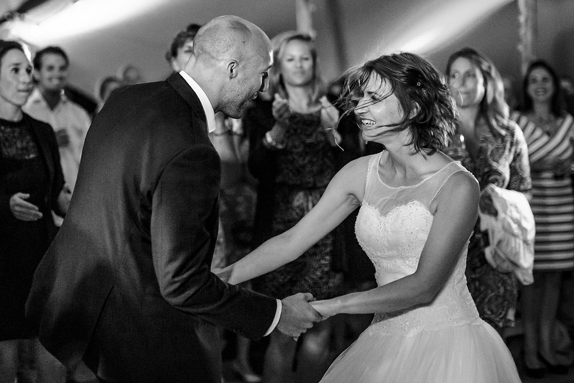 Dansend bruidspaar bij bruiloft in Vinkel