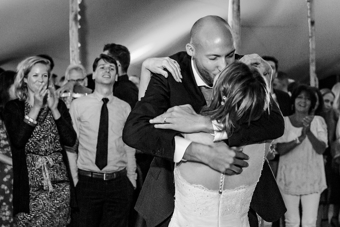 Kus van het bruidspaar op de dansvloer bij bruiloft in Vinkel