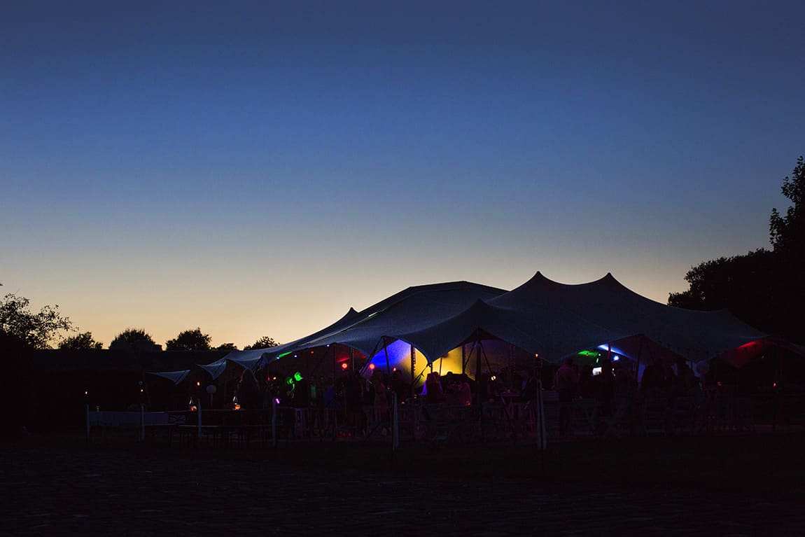Feesttent op bruiloft bij Cunera Kapel in Vinkel