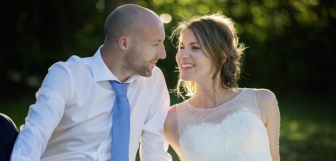Bruidspaar bei zomerbruiloft in Vinkel