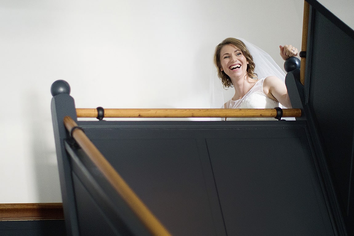 Bruid komt van de trap