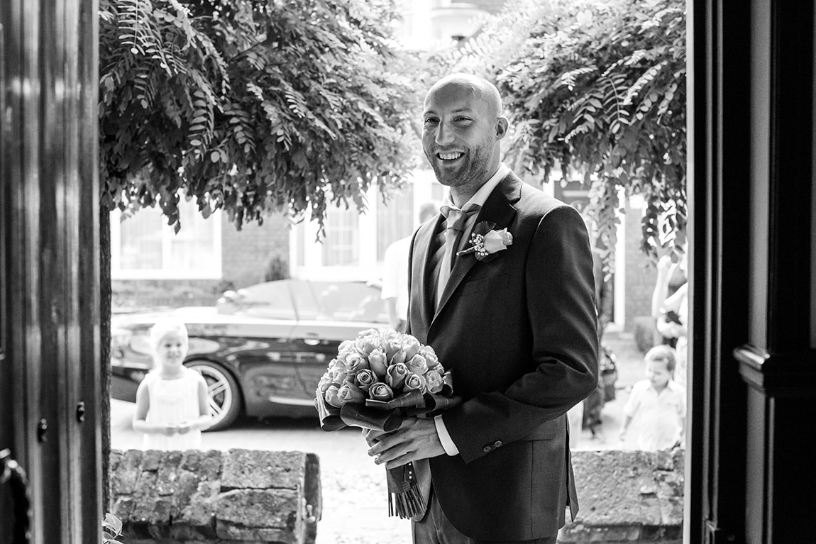 Bruidegom komt bruid ophalen in Vught