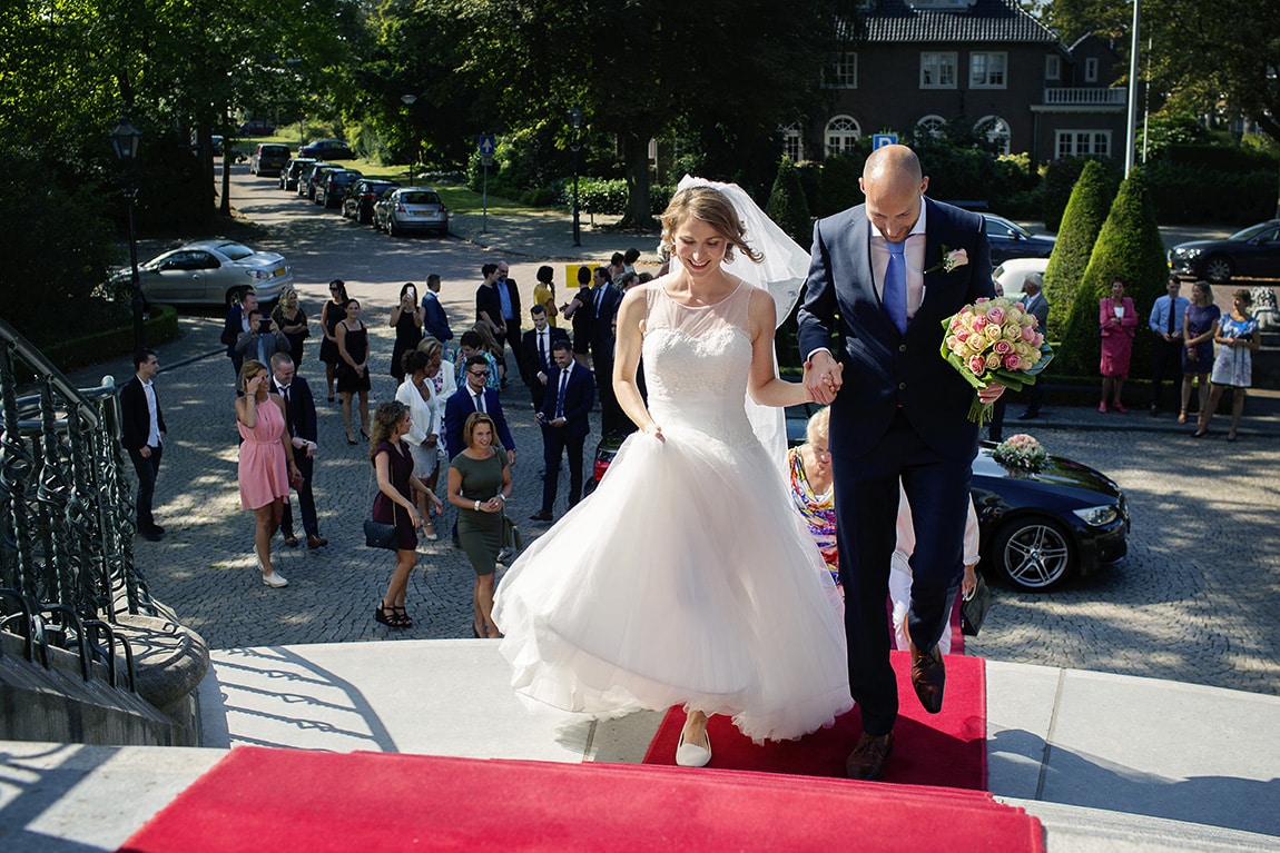 Bruidspaar arriveert voor het gemeentehuis in Vught