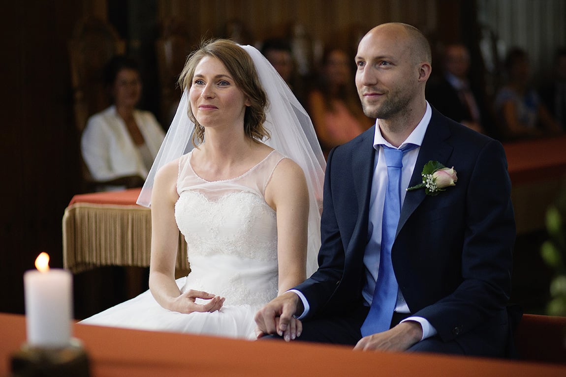 Bruidspaar tijdens de ceremonie in het gemeentehuis in Vught
