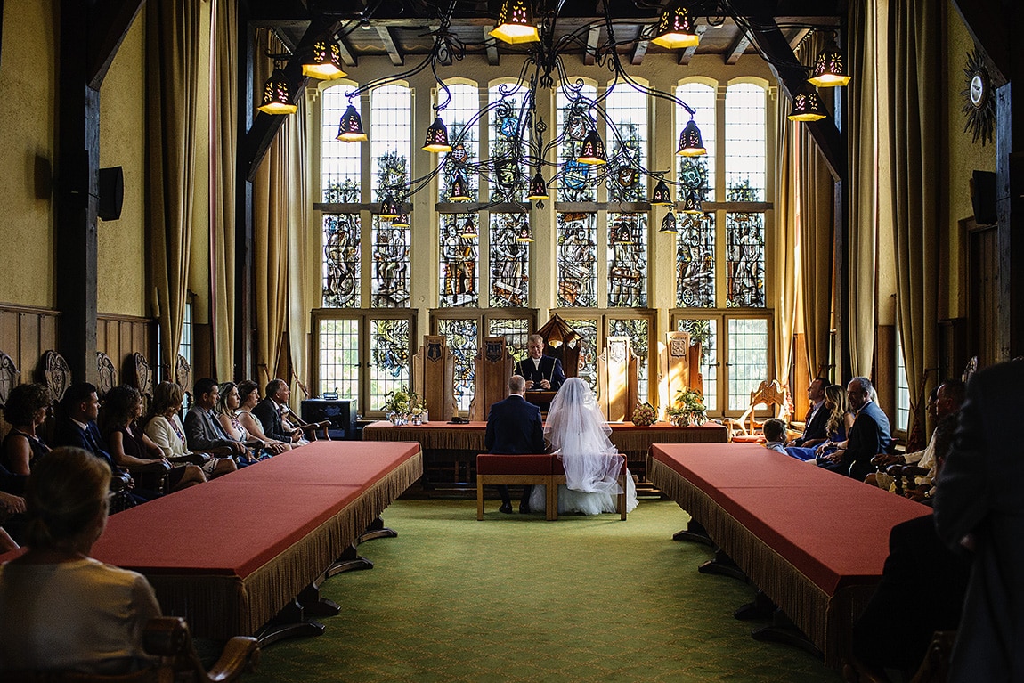 Gemeente huis in Vught met bruidspaar door Soulmates Images