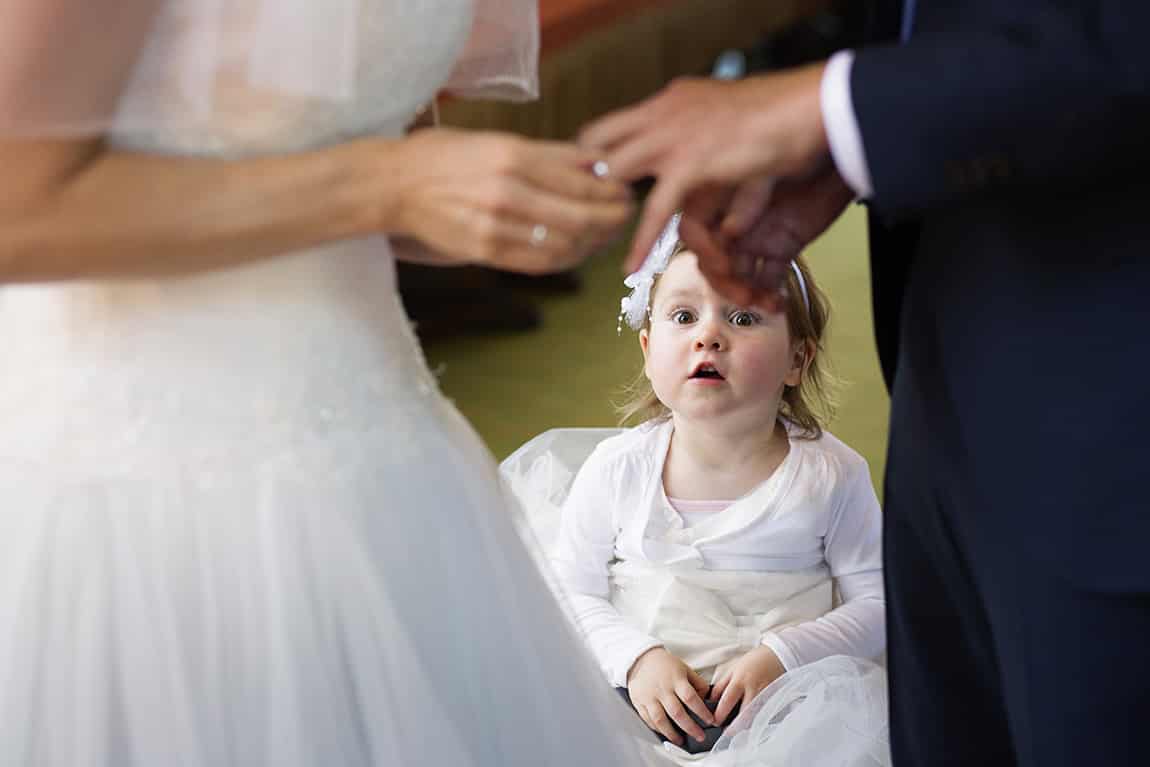 Bruidsmeisje maakt grote ogen bij het aansteken van de trouwringen in Vught