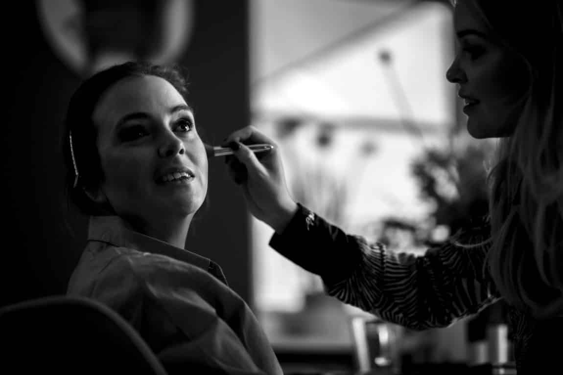 Bruid in de make-up op haar trouwdag