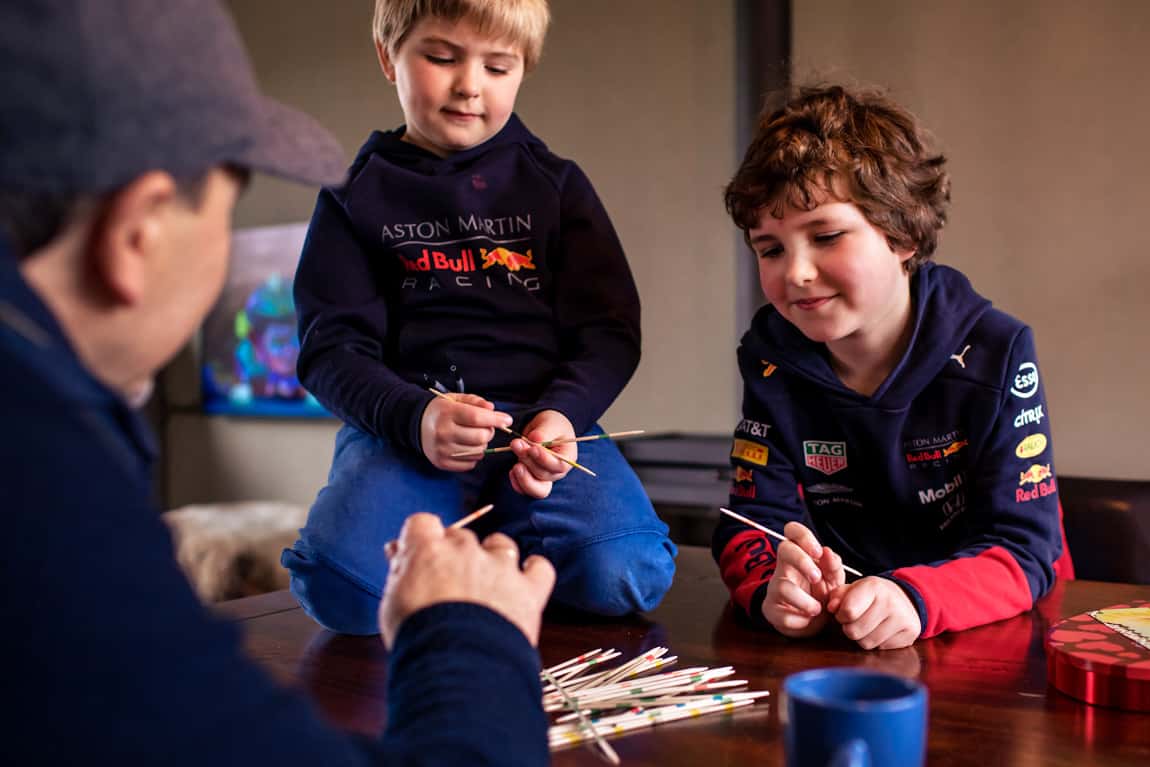Kinderen spelen mikado