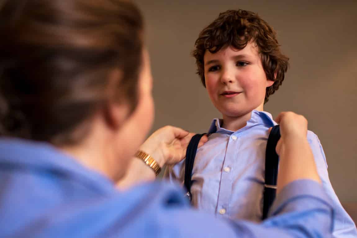 Aankleden van de bruidsjonker