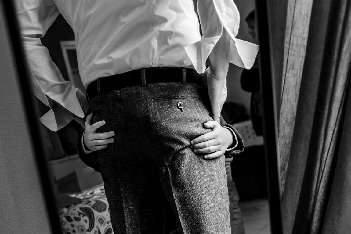 Bruidegom tijdens het aankleden