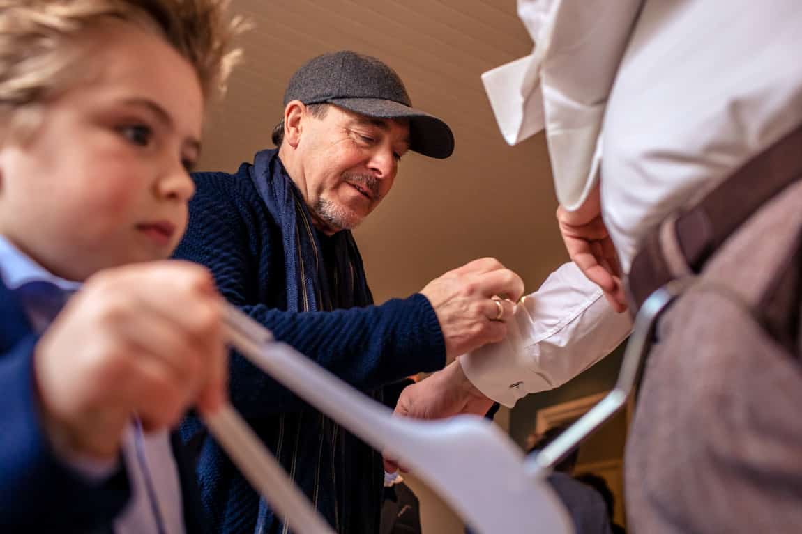 Bruidsjonker tijdens het aankleden van de bruidegom